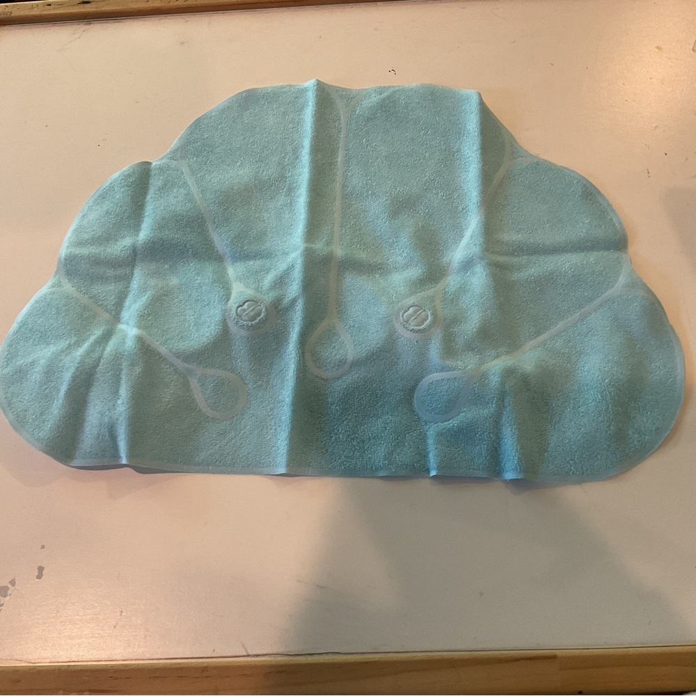 Inflatable bath pillow shell shaped